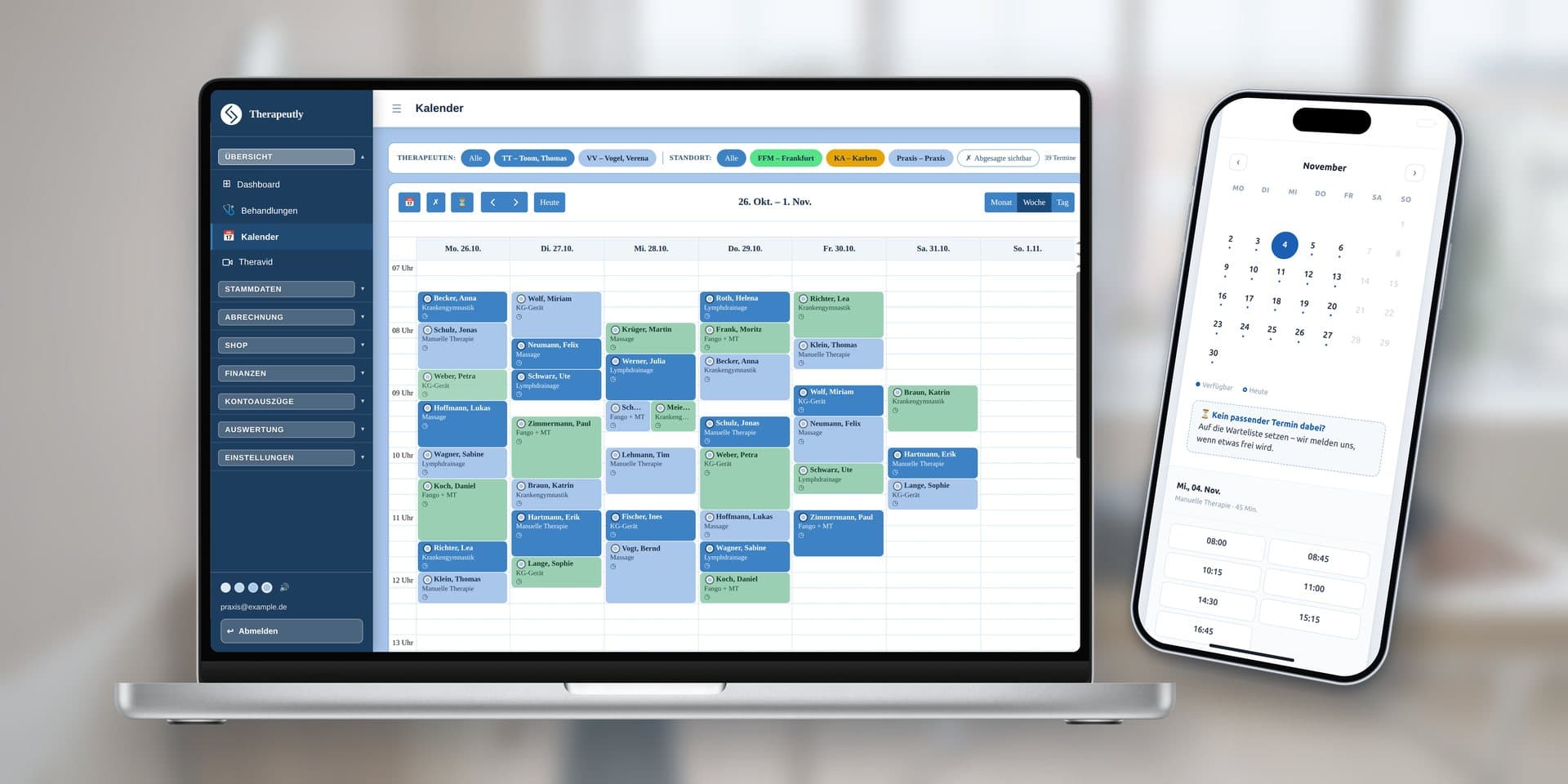 Therapeutly-Kalender mit einer vollen Praxiswoche am Laptop, daneben die Online-Terminbuchung für Patienten auf dem Handy